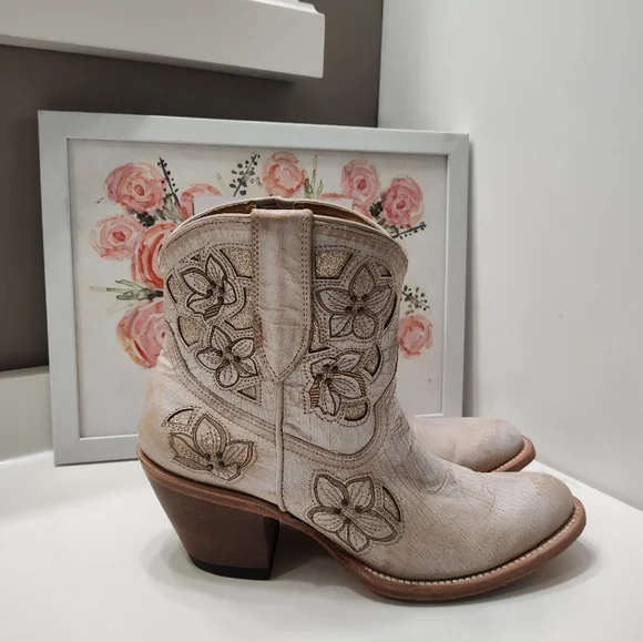 🤩EUC Shyanne Floral Embroidered Zip Side Western Cowgirl Ankle Booties, Cream - Picture 7 of 16